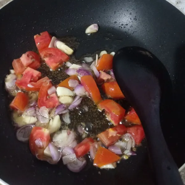 Tumis bawang dan tomat sampai harum dan layu.