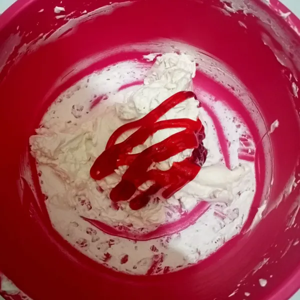 Campurkan cream dengan selai strawberry dan aduk rata. Kemudian masukkan plastik segitiga.