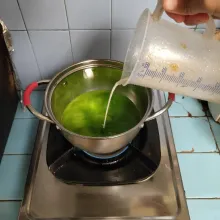 Tuang susu cair dan krimer kental manis. Aduk rata.