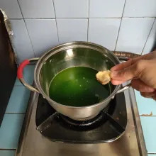 Rebus air pandan, gunakan api kecil, tambahkan jahe.