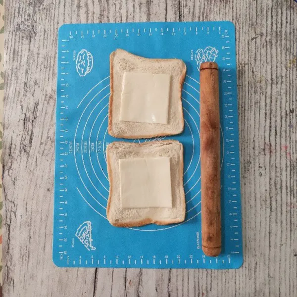 Letakkan keju di atas roti.