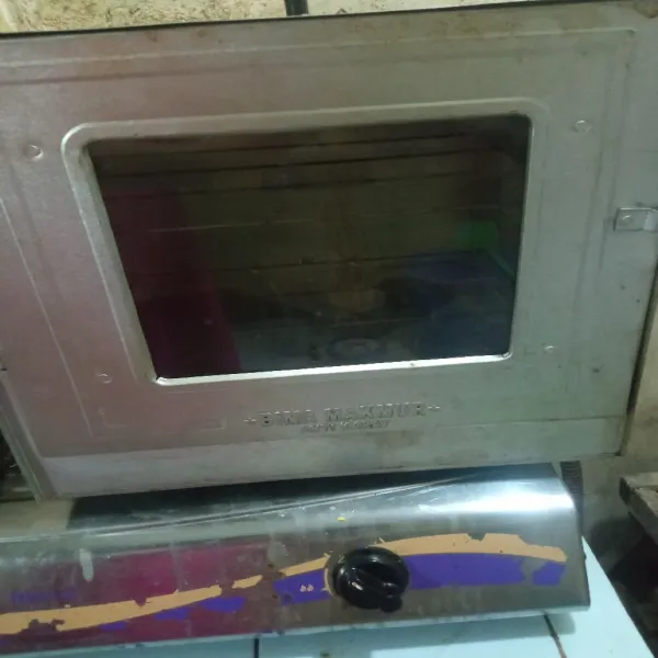 Panaskan oven selama 10 menit