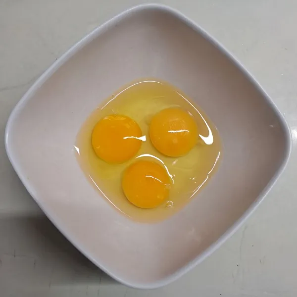 Pecahkan telur dalam mangkok.