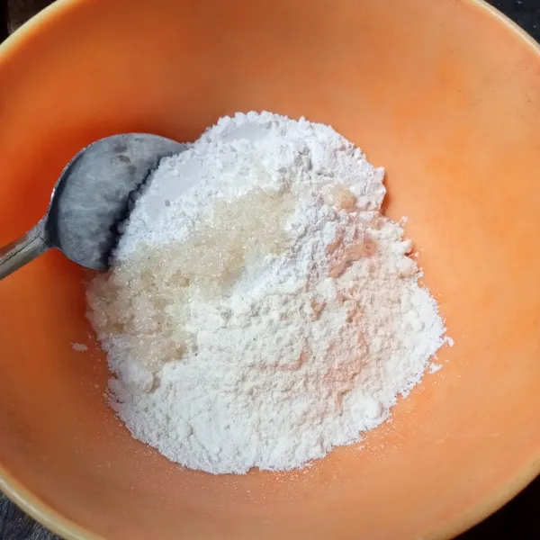 Campur tepung terigu, tepung beras, gula pasir dan garam.