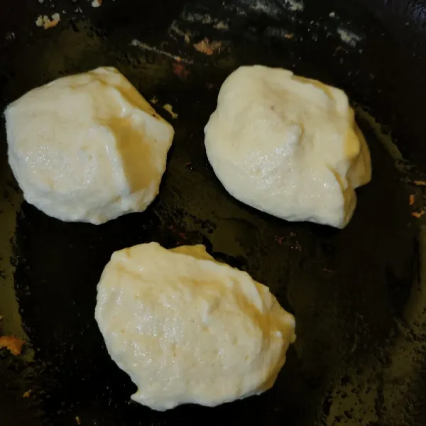 Panaskan pan, beri sedikit margarin. Ambil 1/2 sendok sayur adonan. Masak menggunakan api paling kecil (selama proses, selalu gunakan api paling kecil).