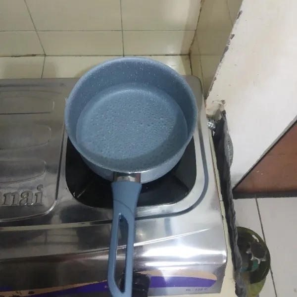 Rebus air di dalam panci sampai mendidih.