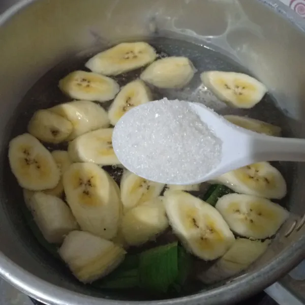 Masukkan pisang, gula pasir dan garam.