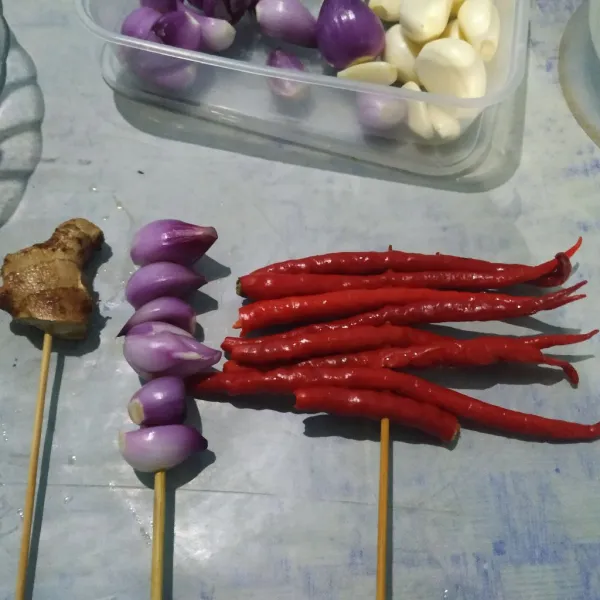 Siapkan bawang merah, cabe dan jahe. Bakar hingga matang.