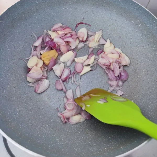 Panaskan minyak, tumis bawang merah, bawang putih dan jahe hingga harum.