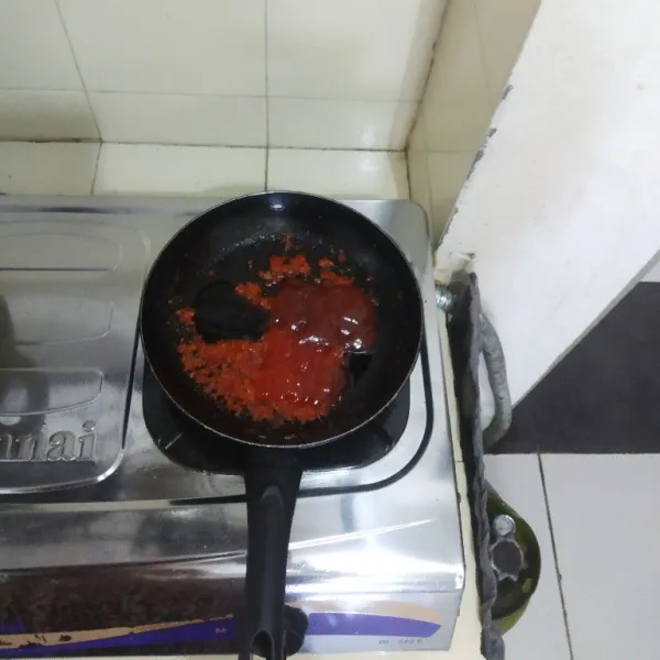 Masukkan saus sambal, saus tomat dan saus tiram.