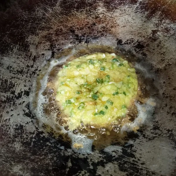 Dadar telur sampai matang, angkat dan tiriskan. Telur dadar siap disajikan.