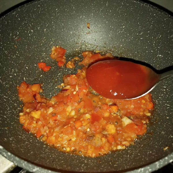 Masukkan saus tomat, saus sambal, lada dan kaldu bubuk. Setelah meletup-letup tuang air, masak sampai mendidih.
