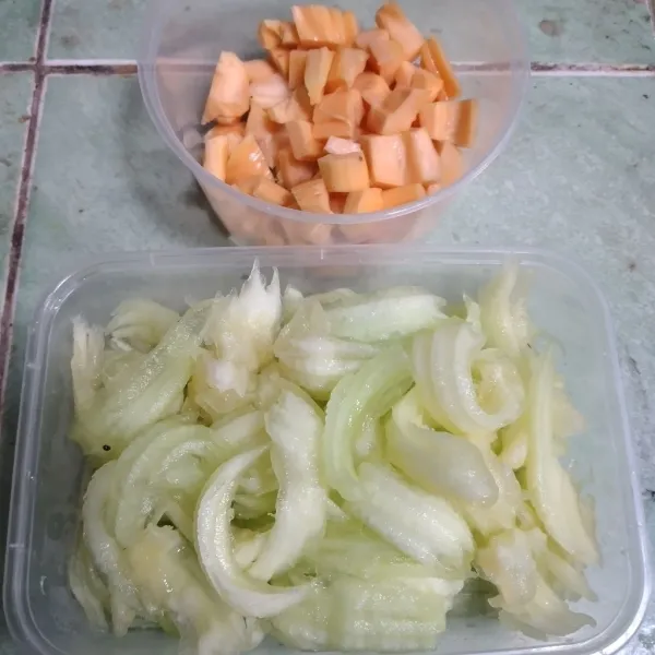 Potong nangka kecil - kecil, serut melon dengan serutan buah melon, sisihkan.