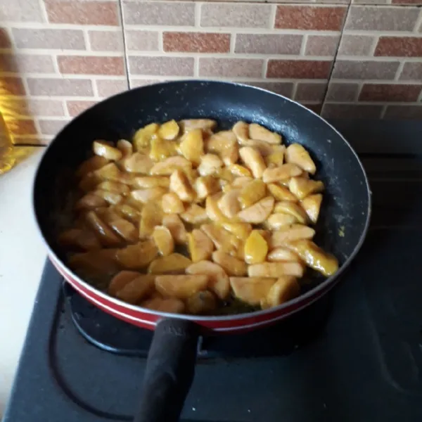 Isi : kupas pisang, bagi 2 dan potong ketebalan 1 cm. Panaskan margarin dan gula, masukkan pisang, masak hingga matang, dinginkan.