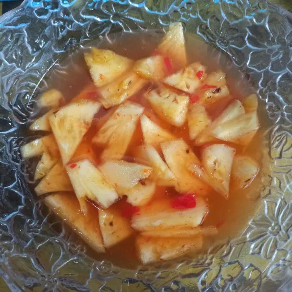Tuang kuah asinan yang sudah dingin ke dalam mangkuk yang berisi buah nanas, masukkan ke dalam kulkas dan sajikan dingin.