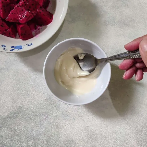 Campurkan greek yogurt dengan mayonnaise hingga rata.