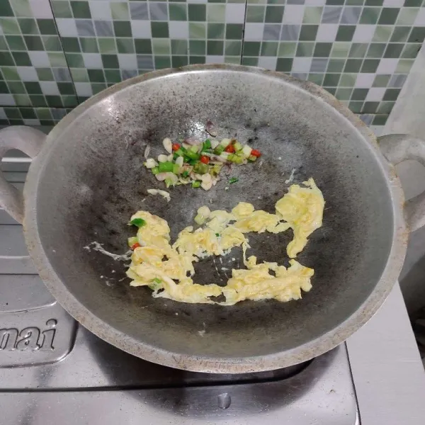 Buat orak-arik, masak hingga telur orak-arik agak kering.