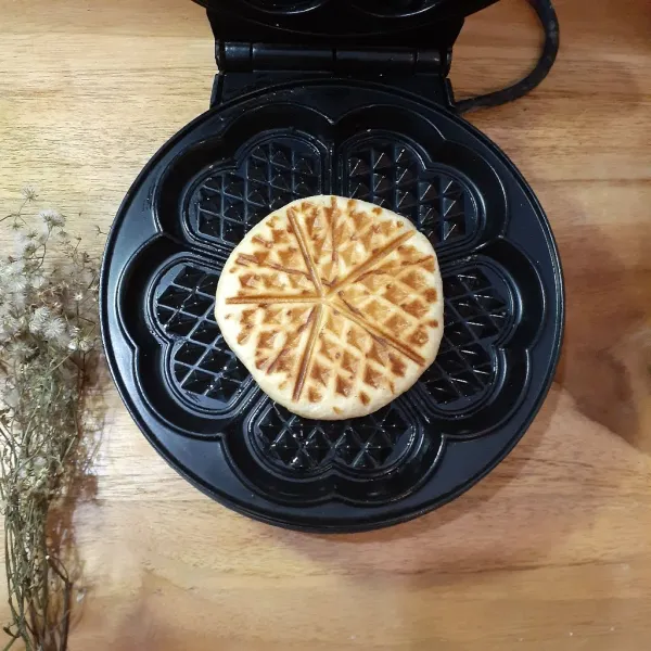 Panaskan cetakan waffle di nomor 4, oles dengan margarine dan panggang roti waffle hingga matang. Dan sajikan!.