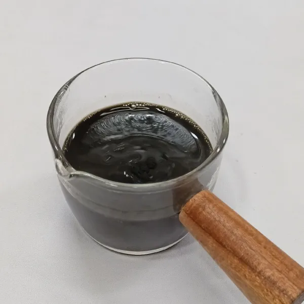 Campur kopi dengan charcoal powder.