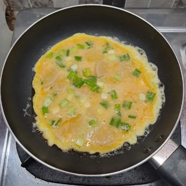 Panaskan sedikit minyak goreng. Tuang adonan telur, masak sampai matang di kedua sisi. Angkat dan sajikan.