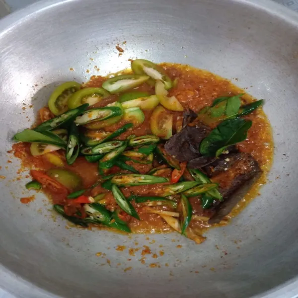 Panaskan minyak, tumis bawang putih cincang hingga harum, lalu masukkan bumbu halus dan bumbu iris.  Masak hingga tidak langu. Dan bumbu mengental.