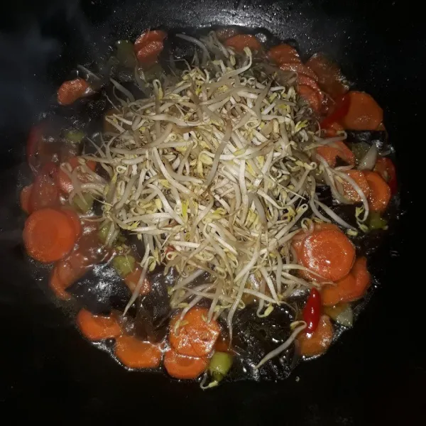 Tambahkan kecambah, masak sebentar sampai kecambah layu.