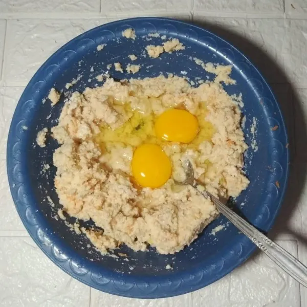Tambahkan telur ayam, aduk hingga rata.