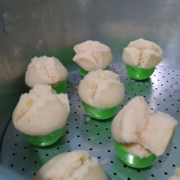 Tunggu hingga dingin, baru keluarkan dari cetakan. Kue mangkok siap disajikan