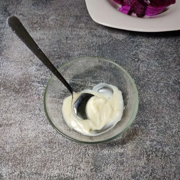 Campurkan yogurt dengan mayonnaise hingga merata.