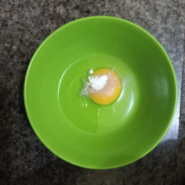 Kocok lepas telur beserta garam, kaldu jamur dan merica bubuk, sisihkan.