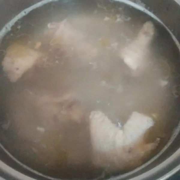 Rebus ayam hingga keluar kaldunya dan ayam empuk.