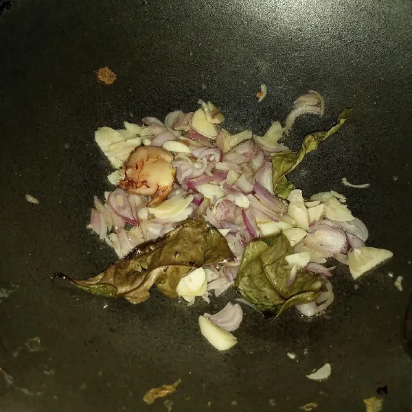 Sisakan sedikit minyak di wajan, tumis bawang merah dan bawang putih sampau layu. Masukkan lengkuas, daun salam dan ketumbar bubuk sampai bumbu matang dan wangi.