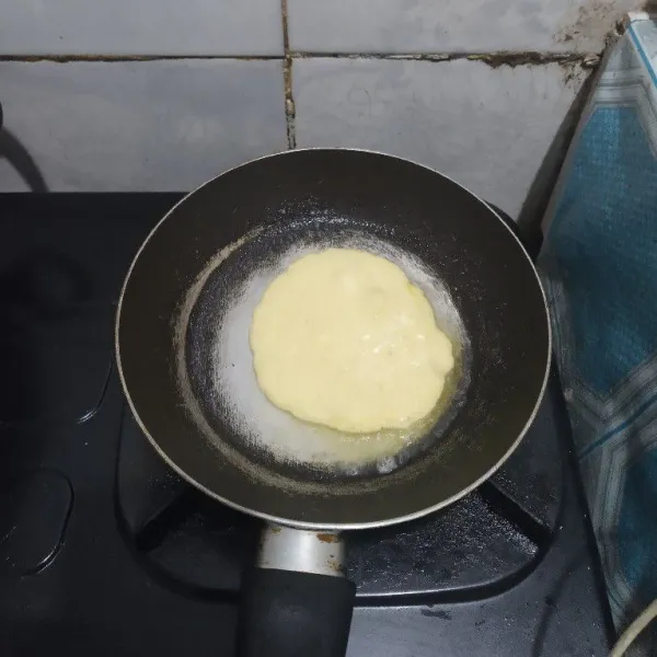 Tuang adonan secukupnya di atas teflon yang telah diolesi margarin.