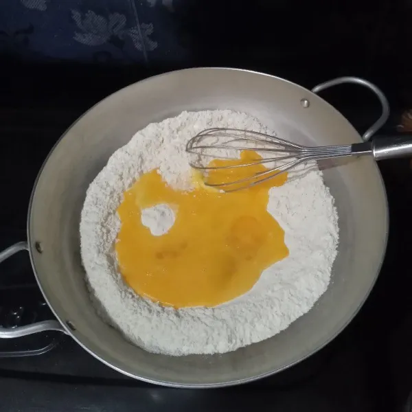 Masukkan tepung, gula, garam, margarin dan telur yang telah dikocok lepas, aduk menggunakan balon whisk.