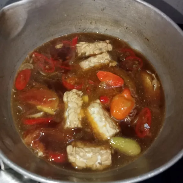 Masak hingga mendidih dan kuah sedikit berkurang, tes rasa lalu matikan. Sajikan.