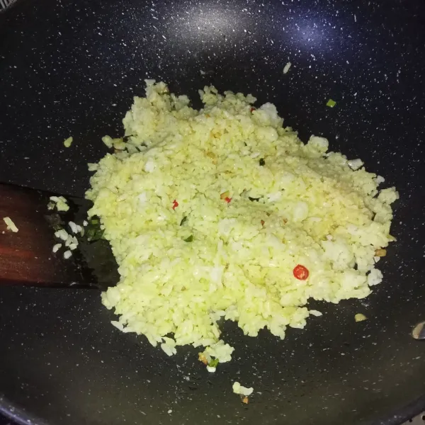 Masukkan nasi dan aduk-aduk sampai tercampur rata.