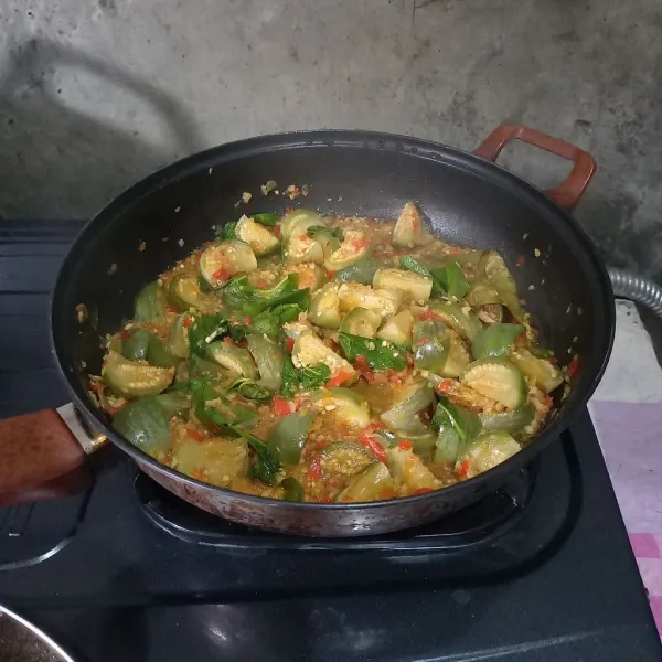 Aduk-aduk dan koreksi rasa. Masak sampai daun so matang.