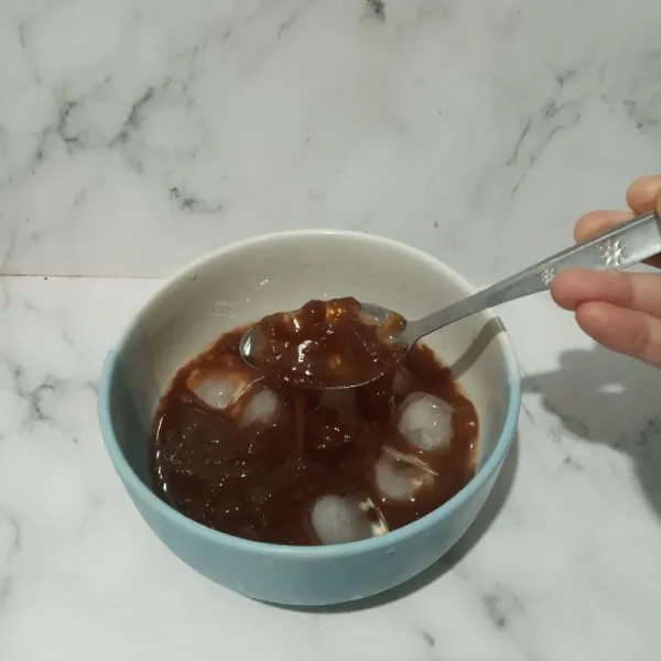 Siapkan es batu dalam mangkuk, tuang jelly panas sambil diaduk.