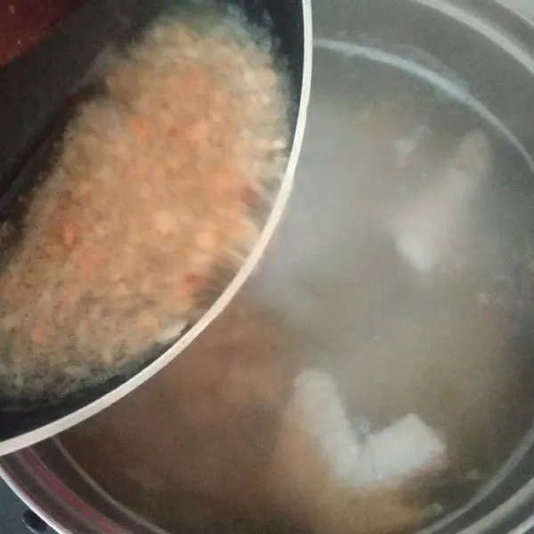 Kemudian masukkan tumisan bumbu ke air rebusan ayam.