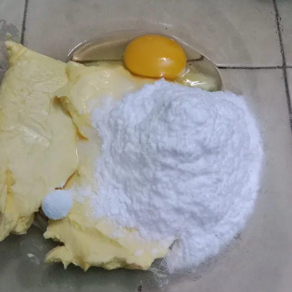 Kocok butter, gula halus dan telur sampai sedikit mengembang.