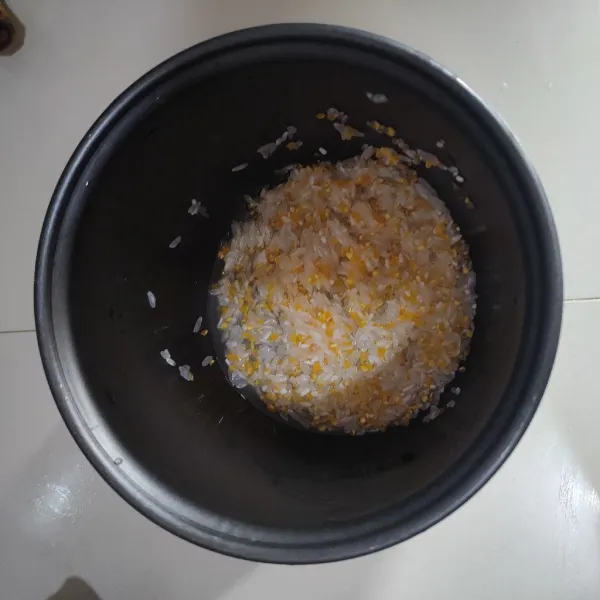 Cuci bersih beras dan beras jagung.