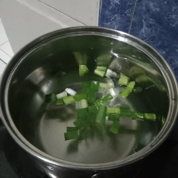 Didihkan air dengan irisan daun bawang prei.