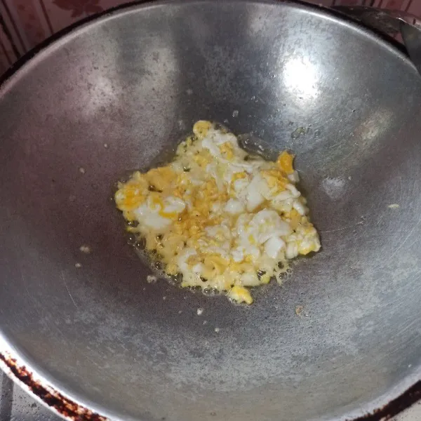 Panaskan minyak goreng secukupnya, masukkan telur, goreng orak-arik hingga matang.