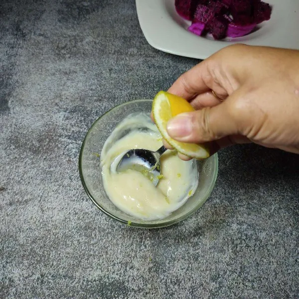 Kemudian masukkan perasan jeruk lemon, aduk hingga tercampur rata, lalu cicipi rasanya.