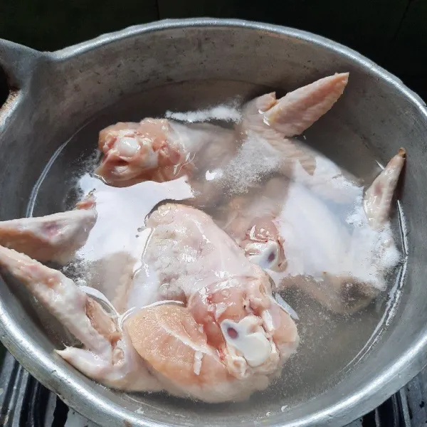 Rebus sayap ayam sampai matang, buang airnya, tiriskan.