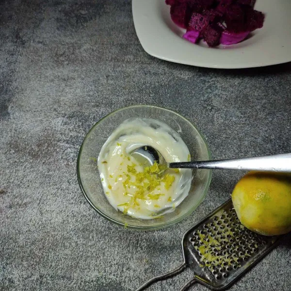 Masukkan lemon zest (parutan kulit lemon), aduk rata.