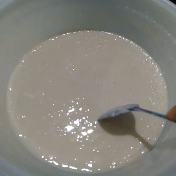 Tambahkan baking powder, aduk rata dengan sendok.