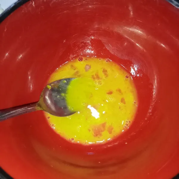 Pecahkan telur dan tambahkan garam, lada bubuk dan kaldu jamur, lalu kocok lepas.