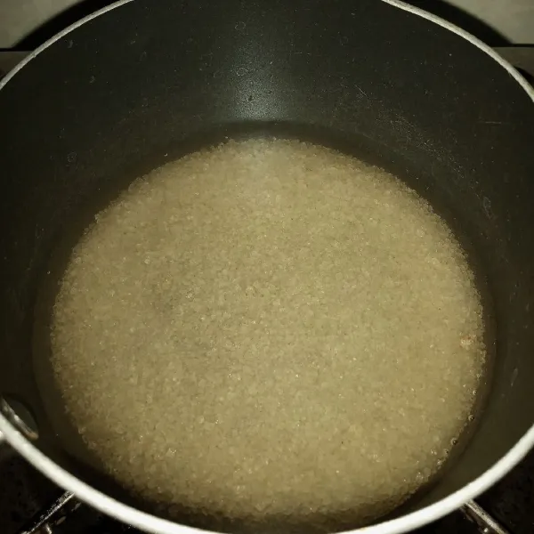 Buat sirup mint :  Masukkan gula dan air ke dalam panci. Rebus sampai mendidih dan gula larut.