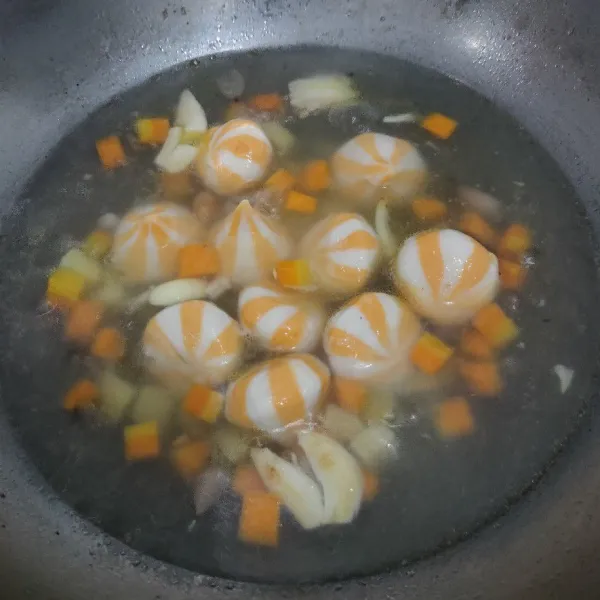 Masukkan dumpling, masak selama 2-3 menit.